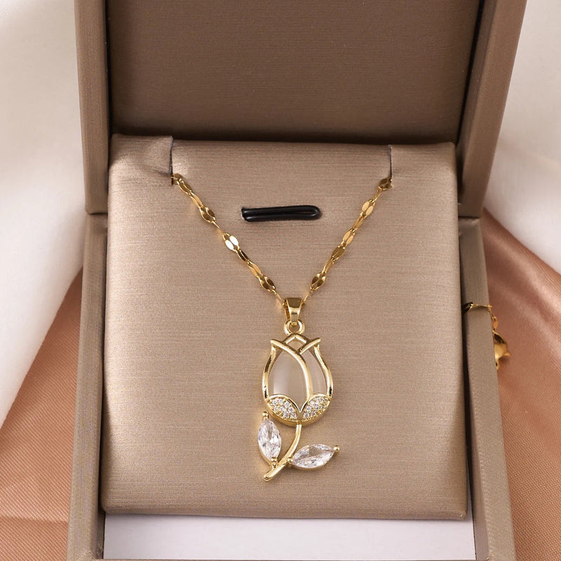 GARGANTILHA ROSA CRAVEJADA BANHADA EM OURO 18K